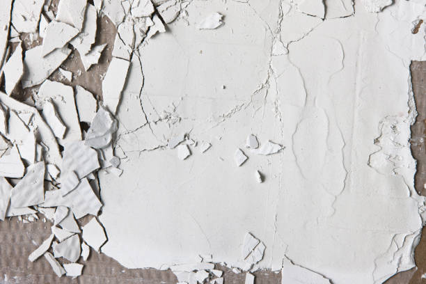 istock Cracked white wall, peel plaster, ruin background 689551472