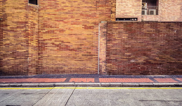 rua passarela com parede de tijolo vermelho velho - textured urban scene outdoors hong kong - fotografias e filmes do acervo