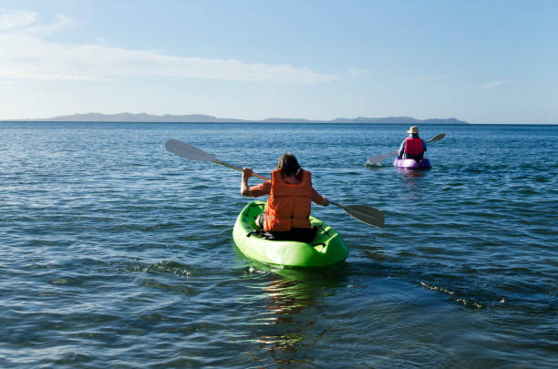 sport di mare - canoa e kayak - men sitting canoe canoeing foto e immagini stock