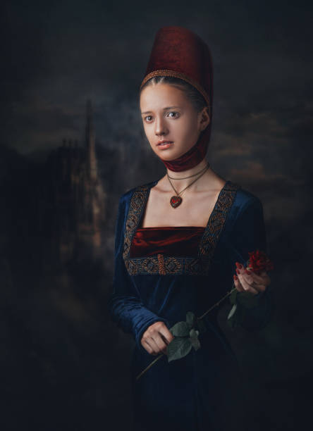 portrait d’une fille magnifique dans la robe de l’époque médiévale et de la coiffure. médaillon en forme de coeur. tenue rouge rose dans les mains. - renaissance women queen fashion photos et images de collection