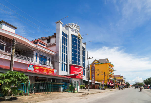 koh kong, camboja - 4 de setembro de 2015: ruas e edifícios da rua principal da província de koh kong, camboja, em um dia ensolarado. koh kong é uma província popular - cambodia khmer architecture outdoors - fotografias e filmes do acervo
