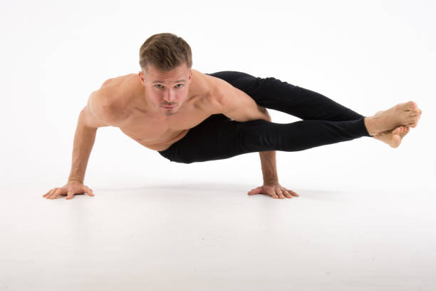 yoga. homme sexy et un mode de vie sain. sport et force. - crouching male men sensuality photos et images de collection