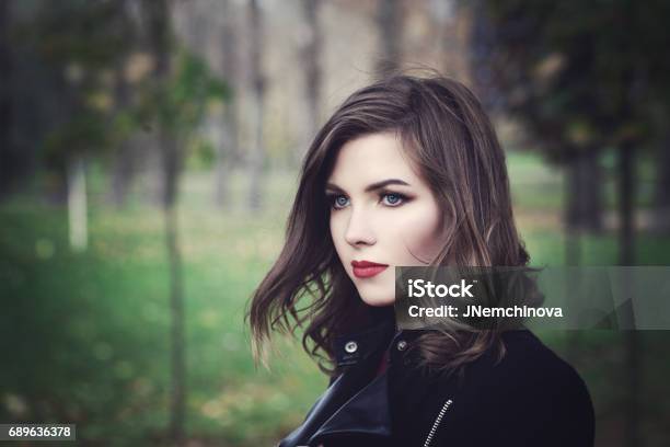 Photo libre de droit de Belle Jeune Femme Mannequin Marche Dans Le Parc Portrait En Plein Air banque d'images et plus d'images libres de droit de Femmes