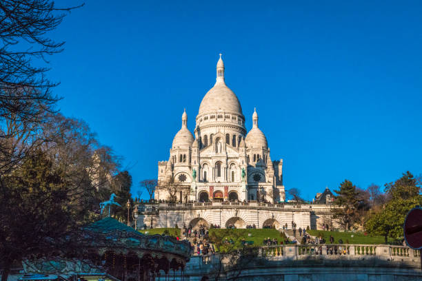 istock Sacre Coeur Church in Paris 689644802