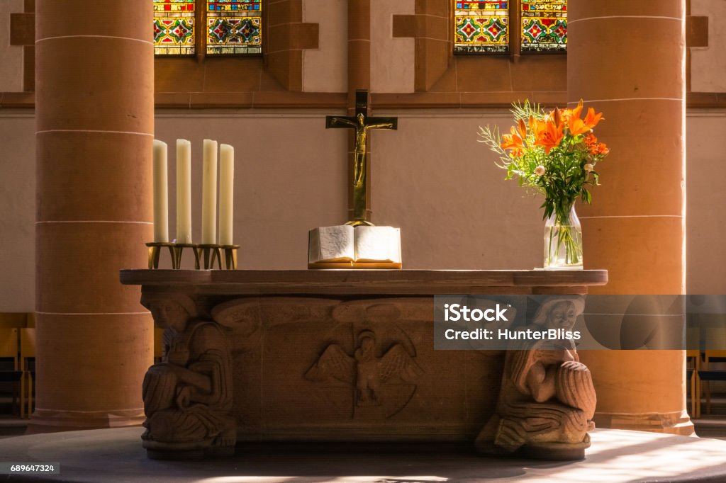 Altar Der Kirche Kreuz Bibel Pflanzen Enger Dekoration Religiösen  Katholischen Stockfoto und mehr Bilder von Altar - iStock