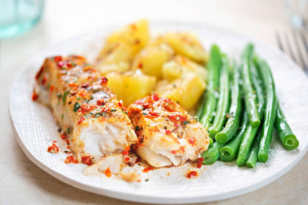 tomate e manjericão grelhados de bacalhau com batatas e feijão verde - freshness fish food seafood - fotografias e filmes do acervo