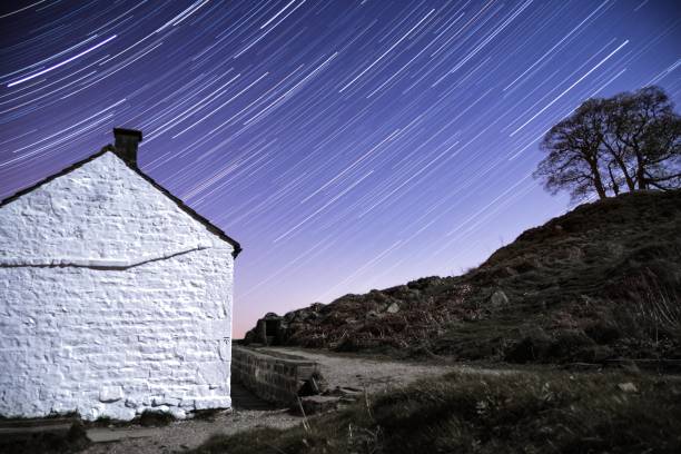 istock Star Stream over White Cottage, Yorkshire 689667438