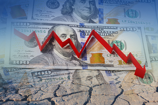 Dólar estadounidense, la crisis financiera en la flecha roja. Ilustración del concepto photo