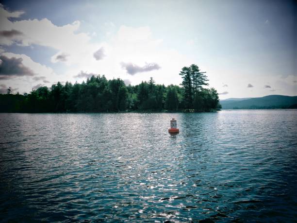 racquette lago azul rippled água, arborizada island, ny adirondacks - racquette - fotografias e filmes do acervo