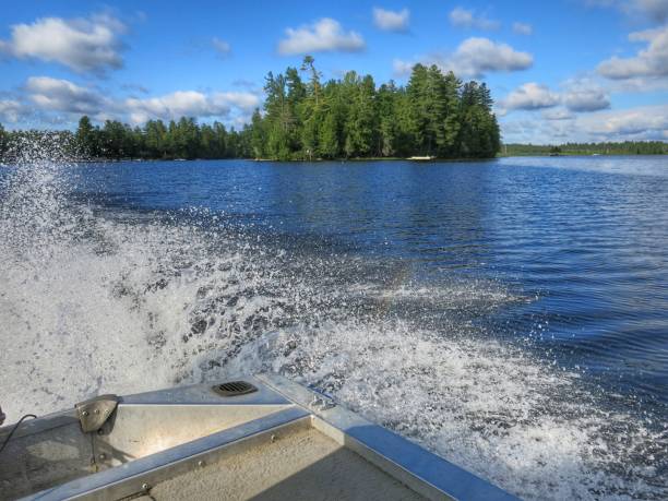 lago de racquette, árvore forrado adirondacks island, nova york, bassboat wake - racquette - fotografias e filmes do acervo