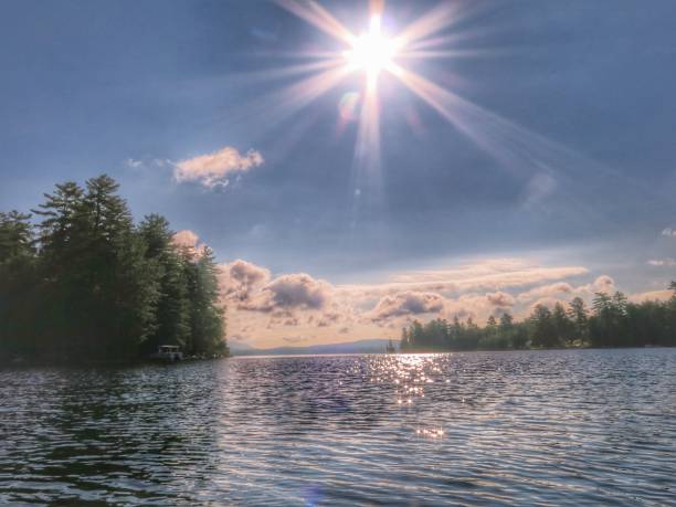 вс, ракетт озеро rippled воды, дерево выстроились острова, ny adirondacks - racquette стоковые фото и изображения