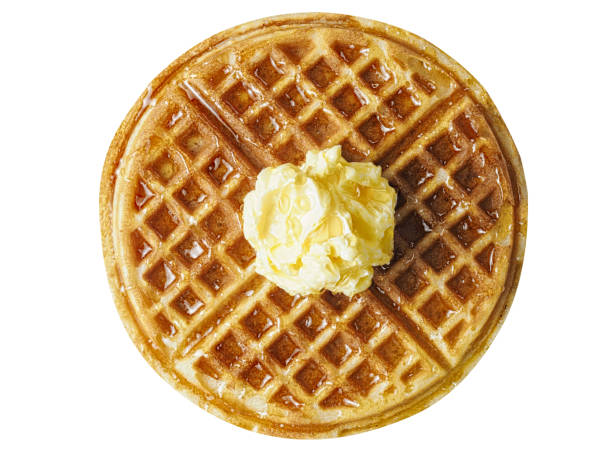 traditionnelle gaufre américaine classique de belgique avec beurre et sirop d’érable - waffle breakfast syrup food photos et images de collection