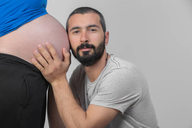 妊娠女性と聞いている男性 - human pregnancy flash ストックフォトと画像