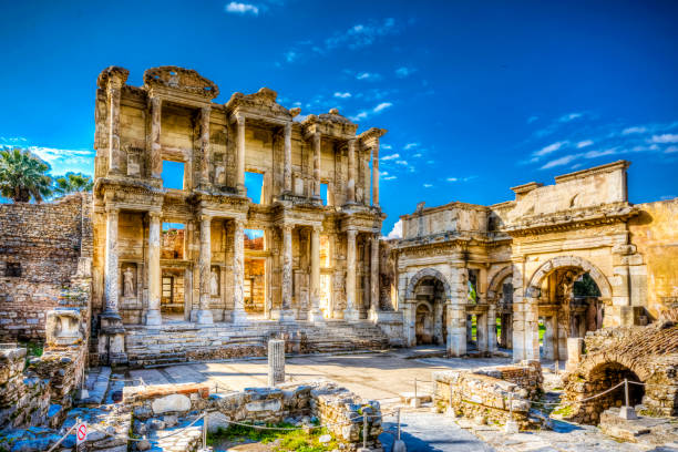 biblioteca celso (biblioteca celcius) en la ciudad antigua de éfeso - ephesus fotografías e imágenes de stock