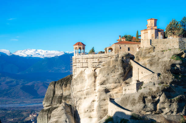 monasteri di meteora. splendida vista mattutina del santo monastero della metamorfosi tou sotira (megalo meteoro) posto sul bordo di alta roccia, grecia - meteora monk monastery greece foto e immagini stock