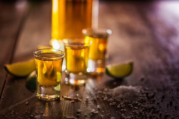 석 회와 소금 데 킬 라 샷 - tequila shot glass glass tequila shot 뉴스 사진 이미지