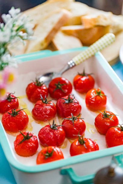 delicious tomates em uma panela de cozido - 16626 - fotografias e filmes do acervo