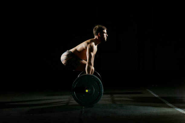 allenamento fitness. allenamento uomo con bilanciere - crouching barbell weightlifting weight training foto e immagini stock