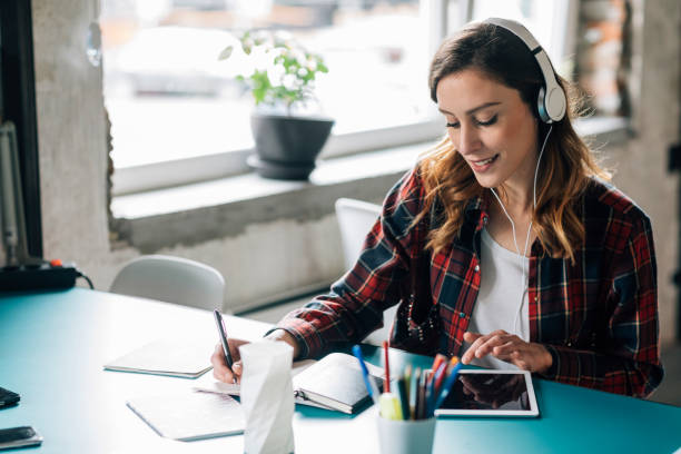 podcasting da mulher no escritório moderno - 4369 - fotografias e filmes do acervo