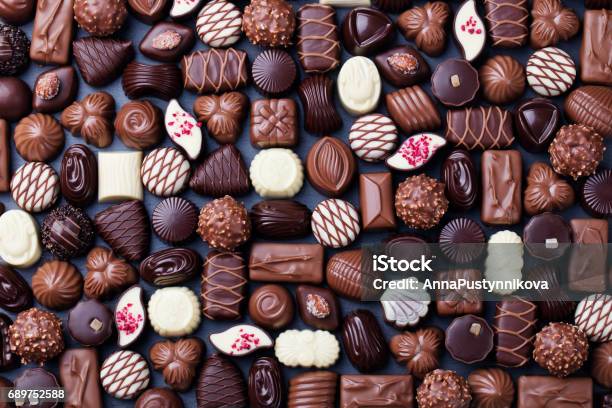 Auswahl An Feinen Pralinen Ansicht Von Oben Stockfoto und mehr Bilder von Schokolade - Schokolade, Praline, Süßigkeit