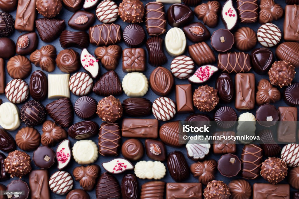 Assortiment de bonbons de chocolat fins. Vue de dessus - Photo de Chocolat libre de droits