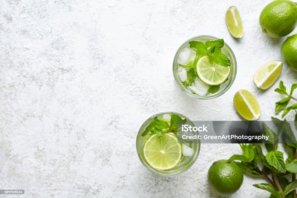 Mojito cocktail alcool bar vue de dessus long drink boisson tropicale fraîche traditionnelle copier verre highball deux de l’espace - Photo de Cocktail - Alcool libre de droits