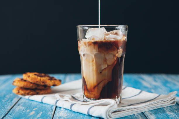 아이스 커피와 우유관 - latté cookie cappuccino coffee crop 뉴스 사진 이미지