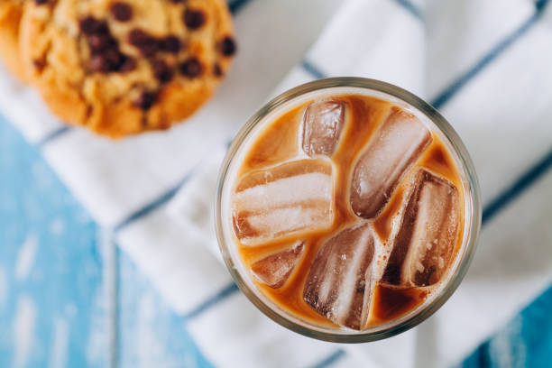 mrożona latte z ciasteczkami czekoladowymi - latté coffee glass pattern zdjęcia i obrazy z banku zdjęć