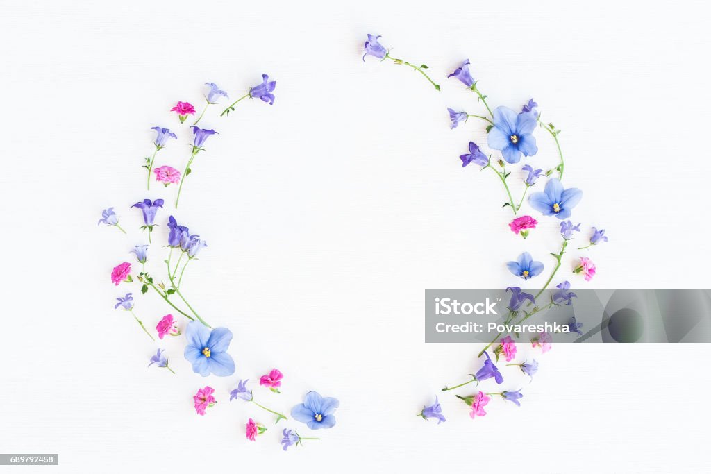 Corona fatta di fiori di campana, fiori di pansy e fiori rosa - Foto stock royalty-free di Fiore