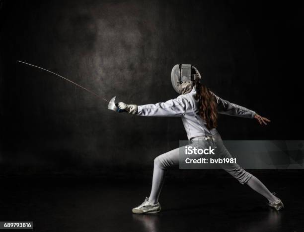 Tirador De Mujer Aislado Sobre Fondo Negro Foto de stock y más banco de imágenes de Pentatlón moderno - Pentatlón moderno, Esgrima, Espada de esgrima