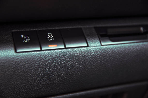 botón para desactivar el control de tracción en el coche - traction device fotografías e imágenes de stock