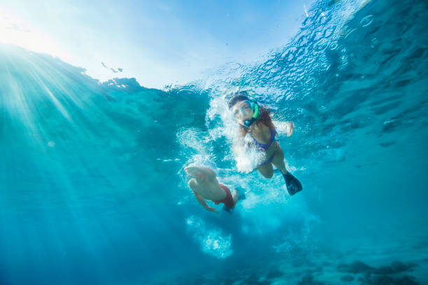 Snorkeling adventure. Best friends. Young man and woman, diving into the sea. Underwater turquoise lagoon. Happy teenage couple swimming, joy into the crystal clear sea. Mediterranean beach. Summer sea romance. aventura de snorkel. mejores amigos. hombre joven y mujer, buceo en el mar. laguna de color turquesa bajo el agua. feliz pareja adolescente nadando, alegría en las aguas cristalinas del mar. playa mediterránea. romance del mar de verano.