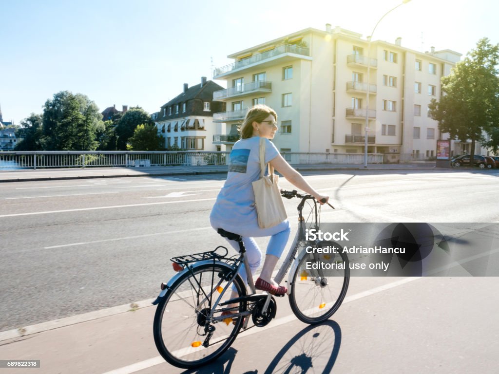 Fotografii de stoc cu Femeie Franceză Bicicleta Strasbourg Franța - Descarcă imaginea acum - iStock