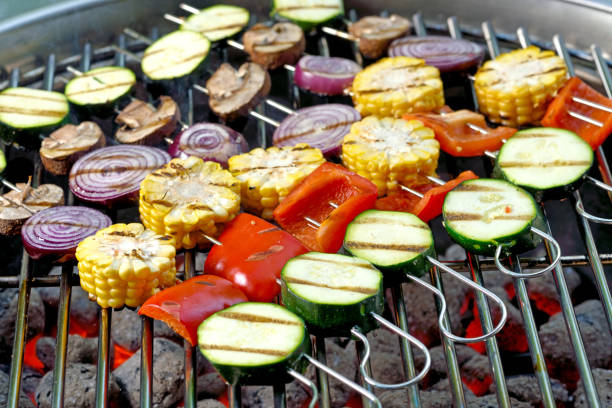 espetos vegetarianos - grilled barbecue vegetable vegetarian food - fotografias e filmes do acervo