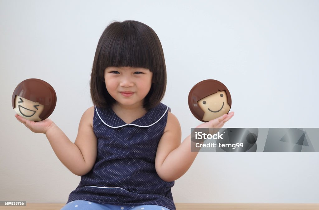 Niña niño Asiático feliz jugando con el juguete en la habitación de paredes blancas, sentimientos y emociones del concepto de niño - Foto de stock de Niño libre de derechos Niña niño Asiático feliz jugando con el juguete en la habitación de paredes blancas, sentimientos y emociones del concepto de niño - Foto de stock de Niño libre de derechos