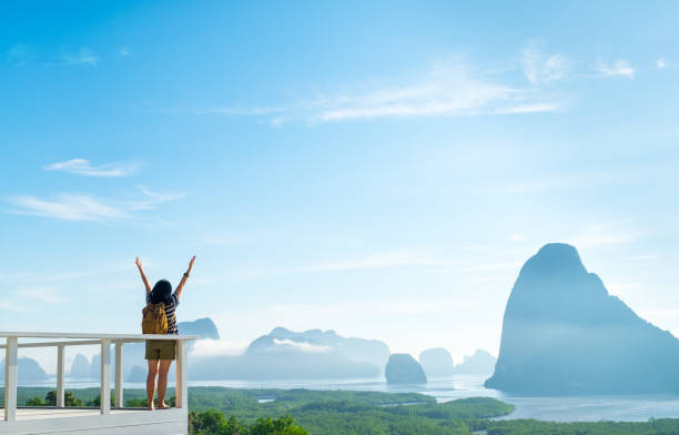 glückliche junge reisende frau backpacker angehoben arm bis zum himmel genießen sie eine schöne natur am berg-panorama-aussichtspunkt und meer, freiheit fernweh, khao samed nang chee sicht, phang nga, thailand. - samed stock-fotos und bilder