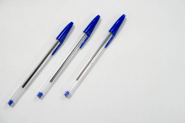 синяя ручка на белом фоне - text pen letter metal стоковые фото и изображения