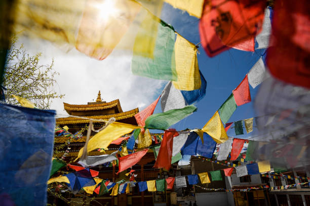 bandeira de oração em ladakh jo khang templo - tibet monk architecture india - fotografias e filmes do acervo