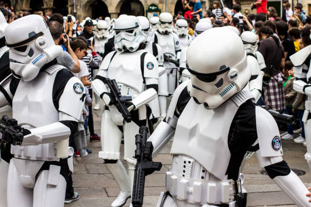 personas disfrazadas con trajes de star wars - traje gallego fotografías e imágenes de stock
