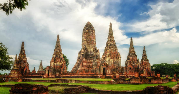 wat chaiwatthanaram ist alte buddhistische tempel, berühmten und wichtigen touristischen attraktion religiöse von ayutthaya historical park in der provinz phra nakhon si ayutthaya, thailand - wat chaiwattanaram stock-fotos und bilder