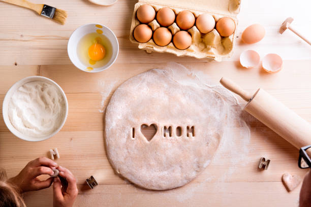 composizione della festa della mamma. biscotti da forno. colpo in studio. - baking flour ingredient animal egg foto e immagini stock