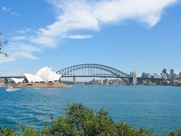 декорации сиднейского оперного театра, моста хабур и небоскреба - sydney opera house стоковые фото и изображения
