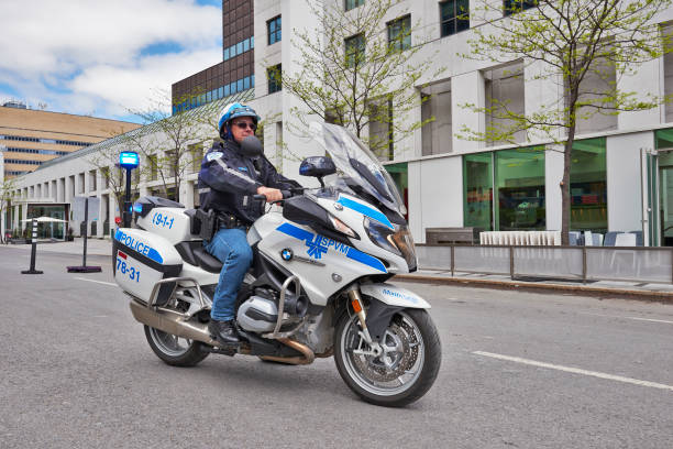 moto de police de sécurité dans les rues de montréal - police quebec traffic montreal photos et images de collection