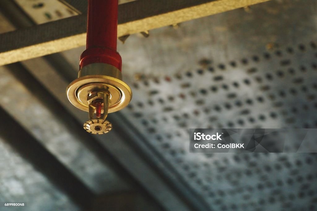 Arroseuse du feu automatique en pipe à eau rouge système - Photo de Feu libre de droits