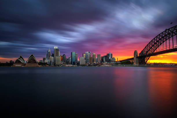 ハーバーブリッジを備えたシドニーのダウンタウンのサンセットスカイライン、nsw、オーストラリア - sydney australia australia sydney harbor sydney harbor bridge ストックフォトと画像