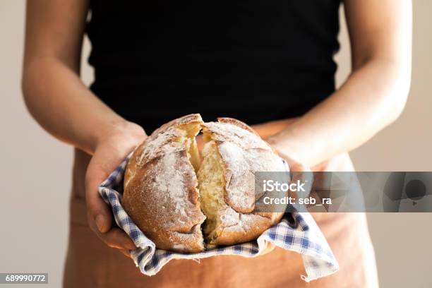Weibliche Hand Hält Heißes Frisch Gebackenes Brot Stockfoto und mehr Bilder von Brotsorte - Brotsorte, Sauerteigbrot, Selbstgemacht