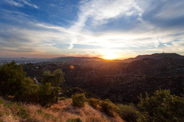 los angeles, vue depuis le parc griffith dans les collines de hollywood au coucher du soleil, le sud de la californie, etats-unis d’amérique - hollywood california skyline city of los angeles panoramic photos et images de collection