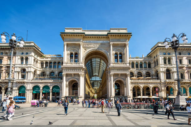 a galleria vittorio emanuele ii em milão, itália - galleria vittorio emanuele ii - fotografias e filmes do acervo