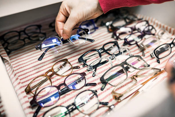 istock Exhibitor of glasses 690010286