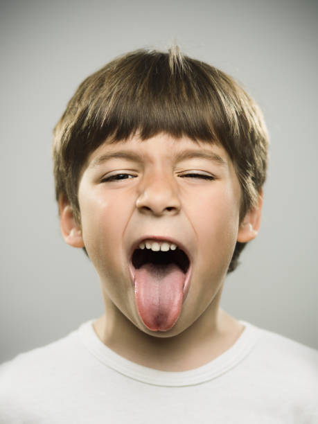 彼の舌を突き出て小さな子供 - preschooler caucasian one person part of ストックフォトと画像